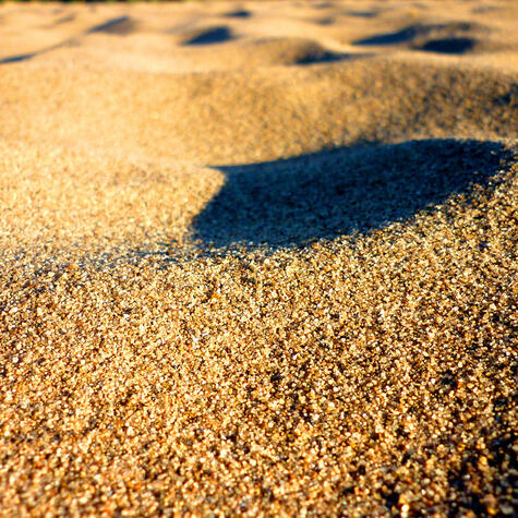 Песок карьерный сеяный: характеристики, применение, преимущества